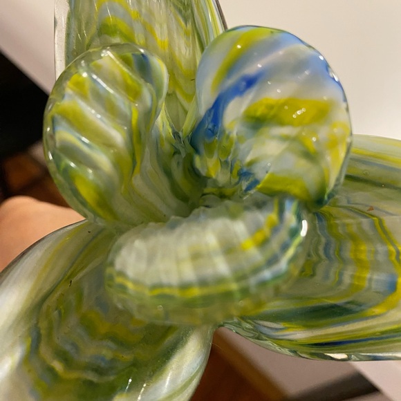 Beautiful Green Glass Flower 19” - Picture 3 of 11